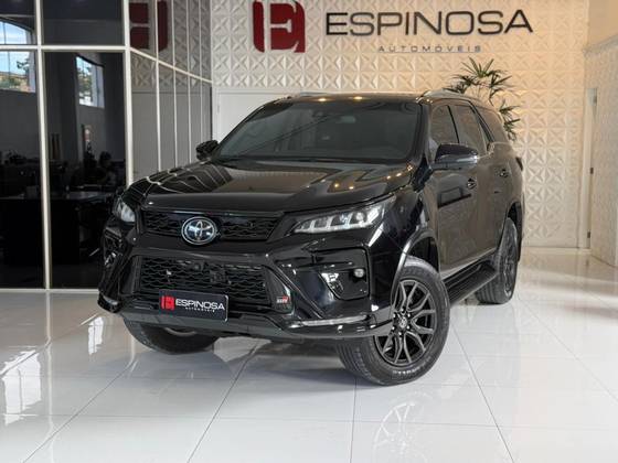 TOYOTA HILUX SW4 2.8 D-4D TURBO DIESEL GR-S 7L 4X4 AUTOMÁTICO
